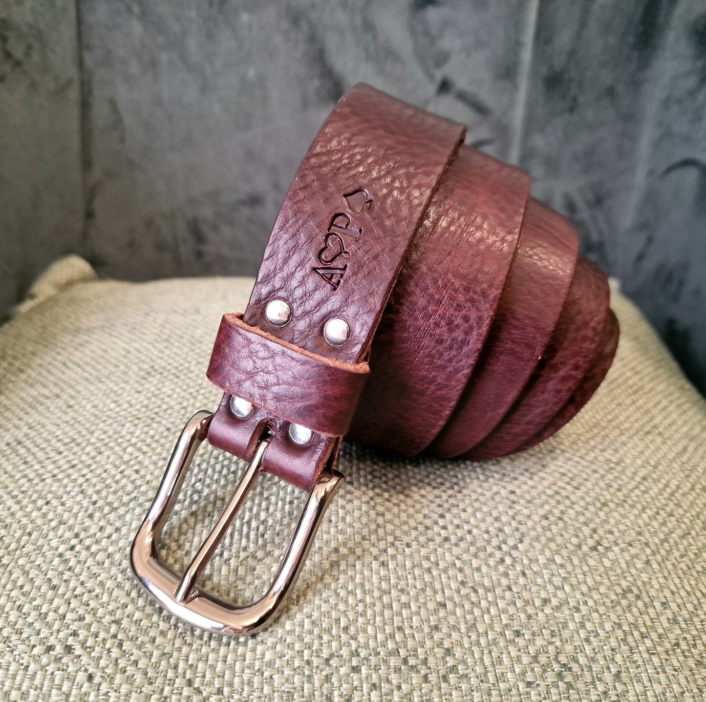 Unisex SAGITTA belt with brass buckle embellished with an engraved name or date