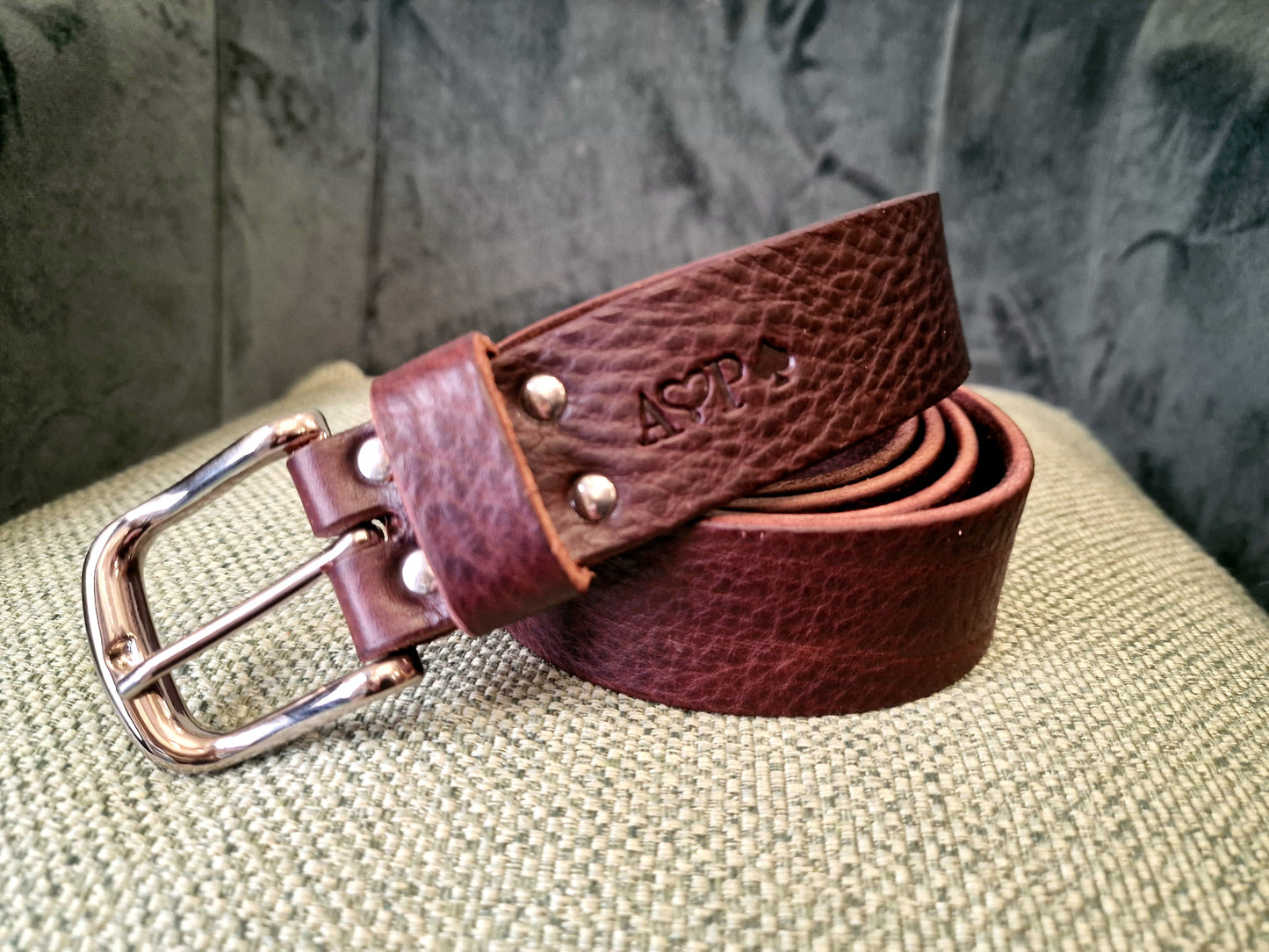 Unisex SAGITTA belt with brass buckle embellished with an engraved name or date