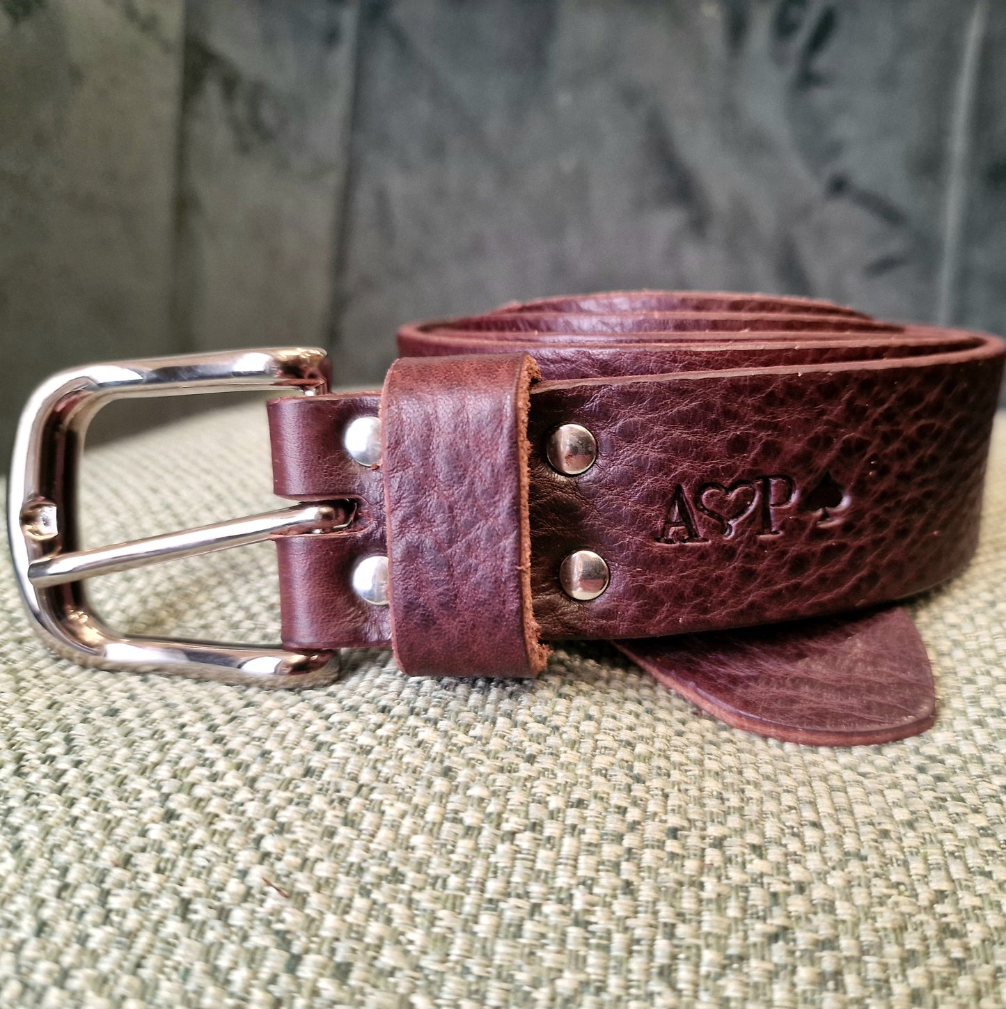 Unisex SAGITTA belt with brass buckle embellished with an engraved name or date