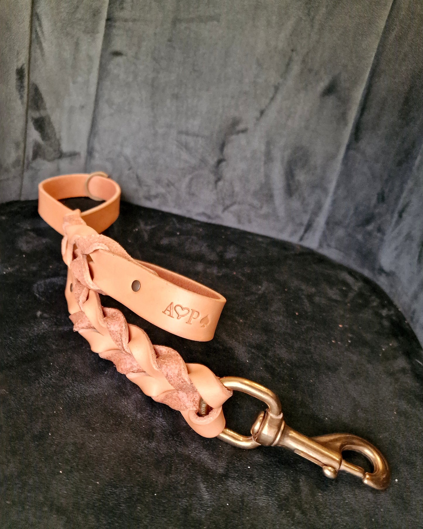 TAURUS leather leash for MAXI size dogs