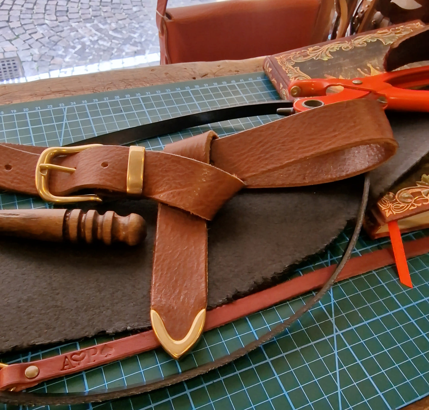 Unisex SAGITTA belt with brass buckle embellished with an engraved name or date