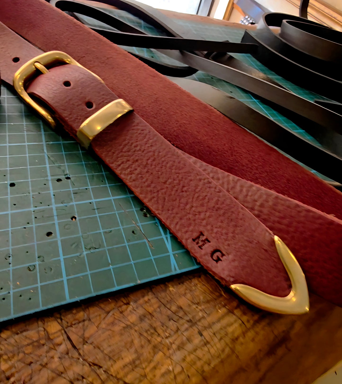 Unisex SAGITTA belt with brass buckle embellished with an engraved name or date