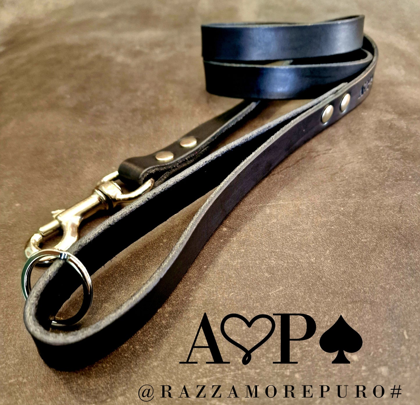 Wide stripe leather leash adaptable to dogs of all sizes